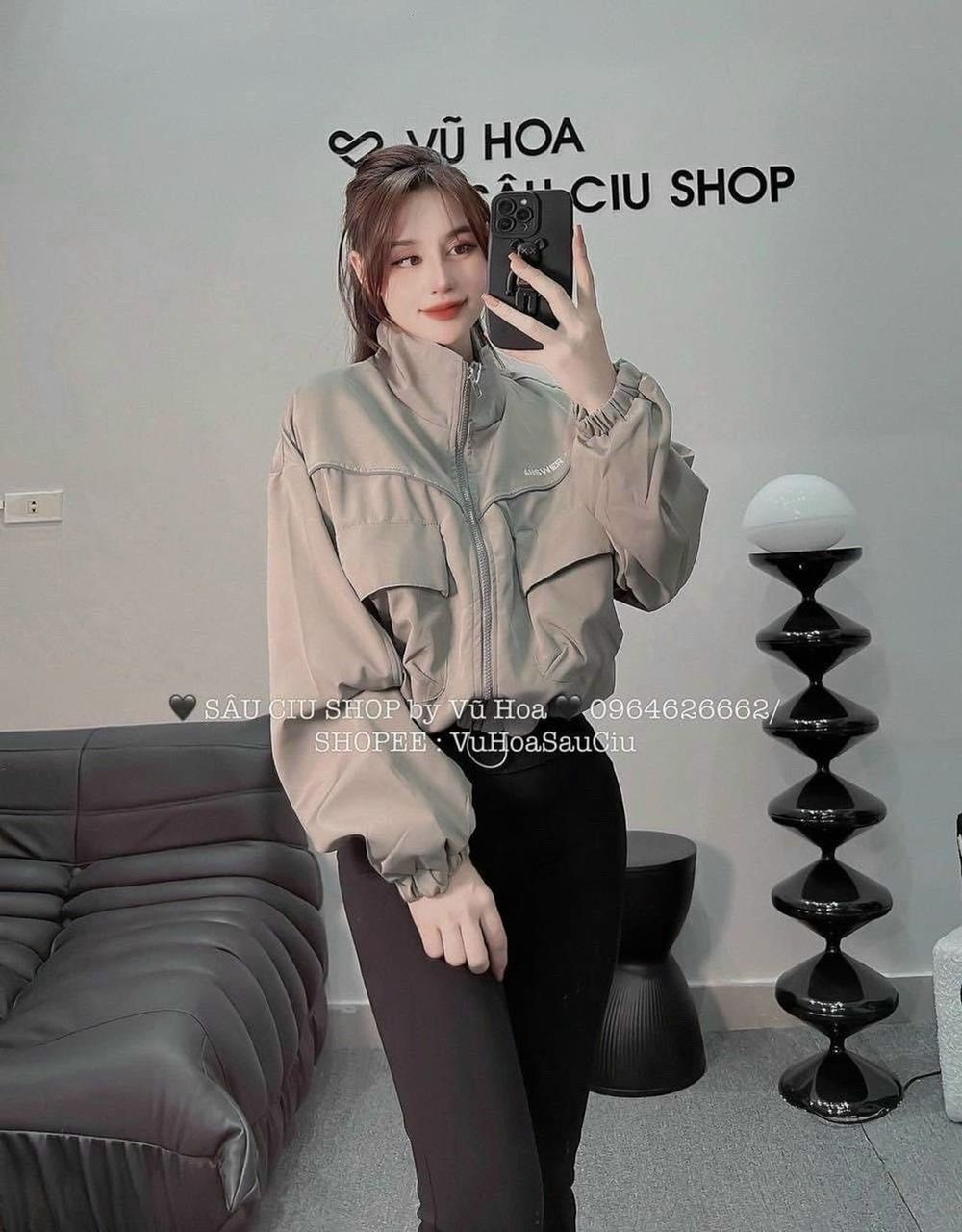 Áo khoác dù dáng lửng chạy mí viền,logo thêu ANSWER ME, dây kéo phao.2 túi hộp trước ngực