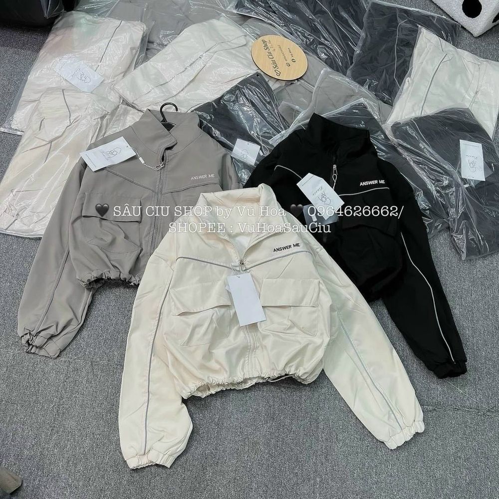 Áo khoác dù dáng lửng chạy mí viền,logo thêu ANSWER ME, dây kéo phao.2 túi hộp trước ngực