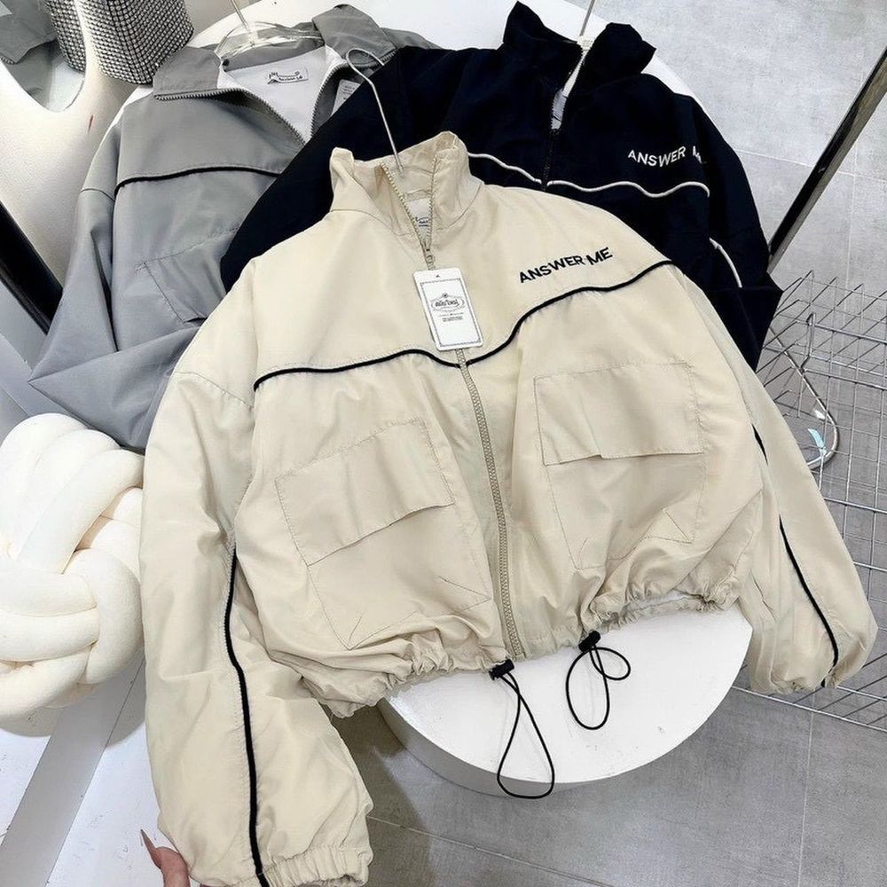 Áo khoác dù dáng lửng chạy mí viền,logo thêu ANSWER ME, dây kéo phao.2 túi hộp trước ngực