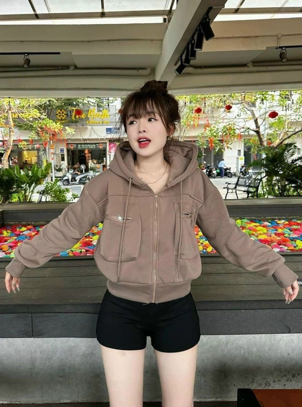 Áo khoác nón thêu R dáng lửng, nón rộng, túi ngực có khóa kéo freesize dưới 65kg