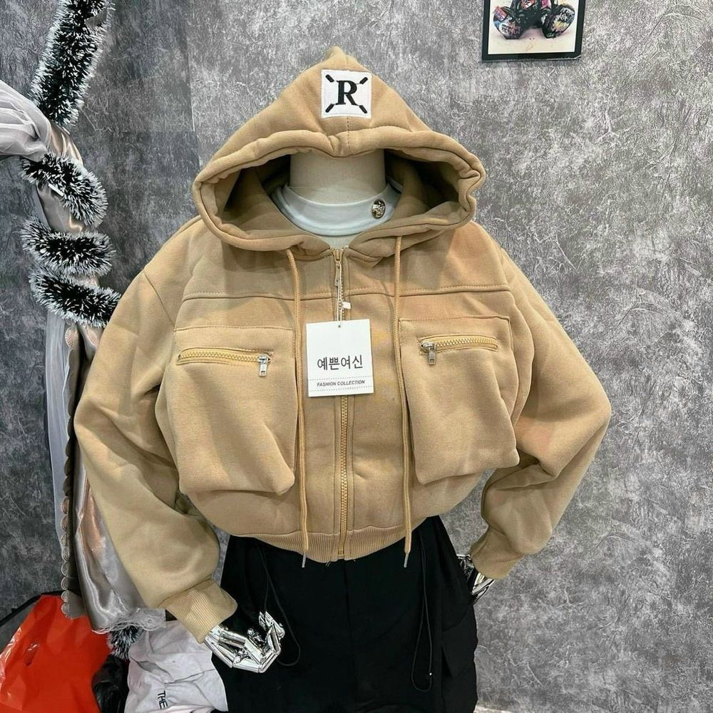 Áo khoác nón thêu R dáng lửng, nón rộng, túi ngực có khóa kéo freesize dưới 65kg
