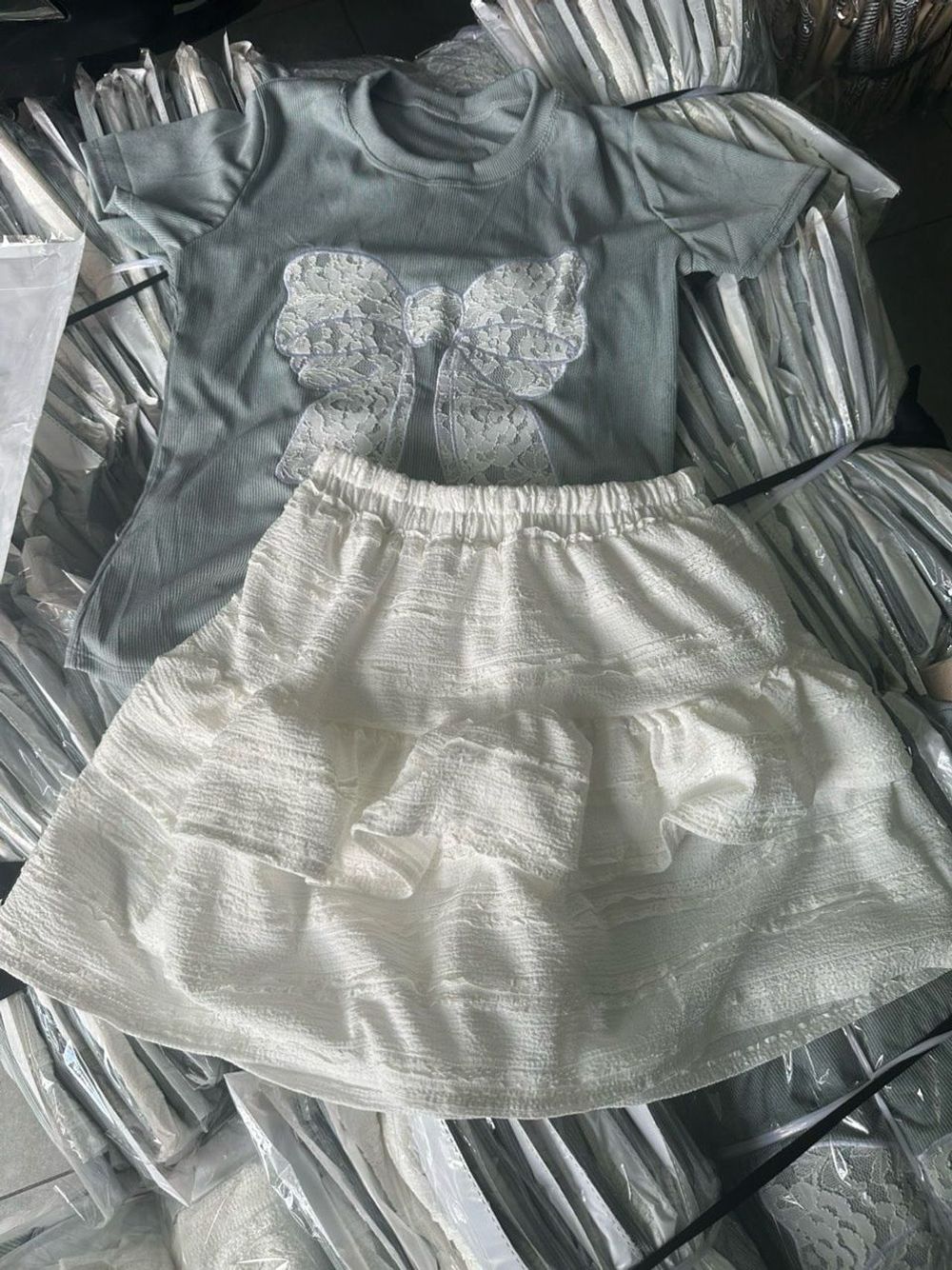 ￼SET VÁY NỮ THỜI TRANG ÁO CHẤT THUN GÂN GẮN NƠ DỆT PHỐI CHÂN VÁY REN NHÚNG TẦNG CÓ LÓT