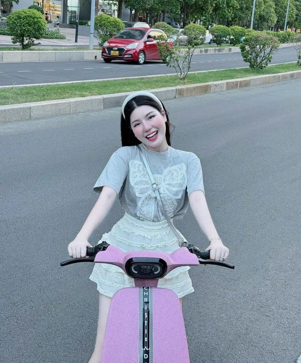 ￼SET VÁY NỮ THỜI TRANG ÁO CHẤT THUN GÂN GẮN NƠ DỆT PHỐI CHÂN VÁY REN NHÚNG TẦNG CÓ LÓT