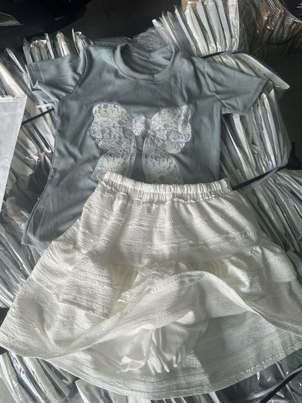 ￼SET VÁY NỮ THỜI TRANG ÁO CHẤT THUN GÂN GẮN NƠ DỆT PHỐI CHÂN VÁY REN NHÚNG TẦNG CÓ LÓT