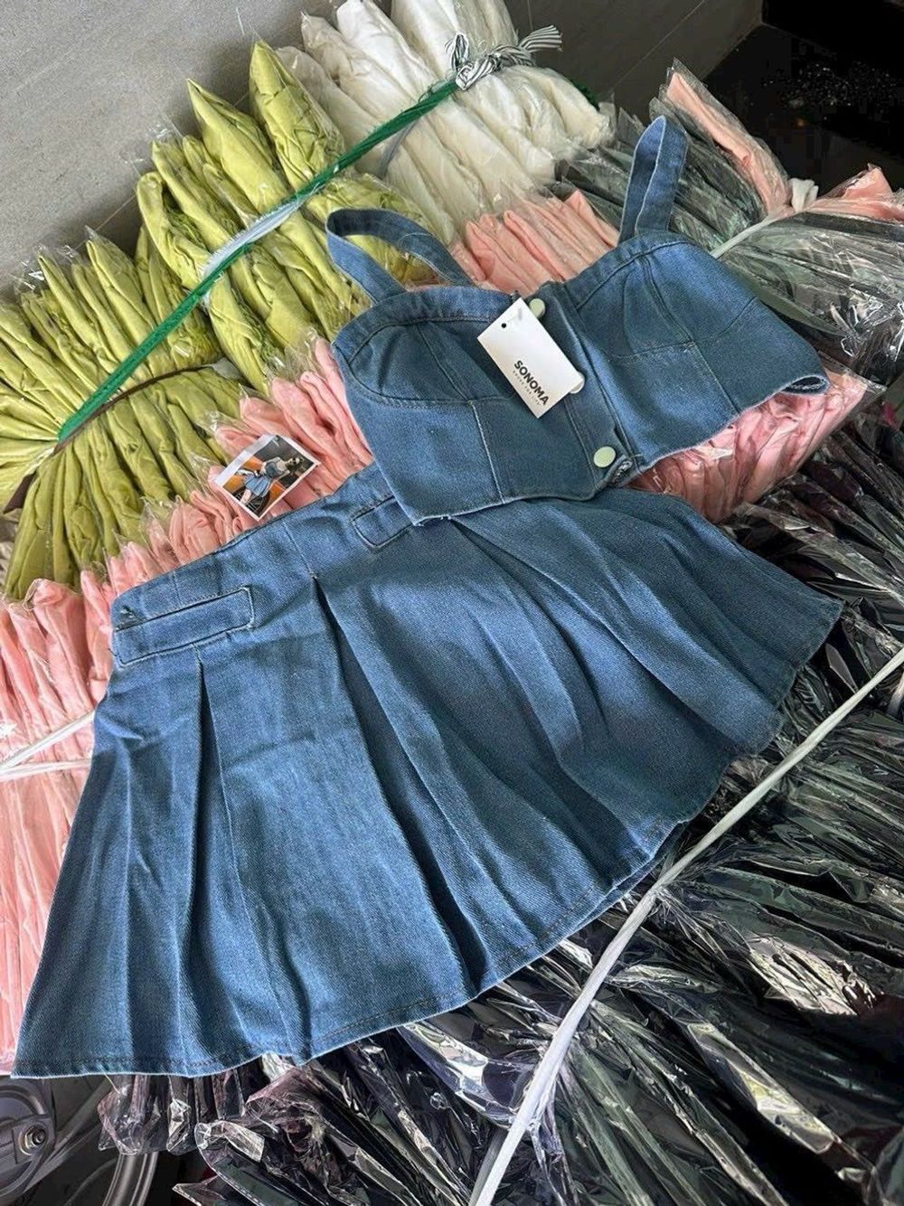 ￼Set thời trang nữ mặc đi chơi chất jean áo cổ dây không tay chân váy có lót ngắn mini năng động siêu xinh