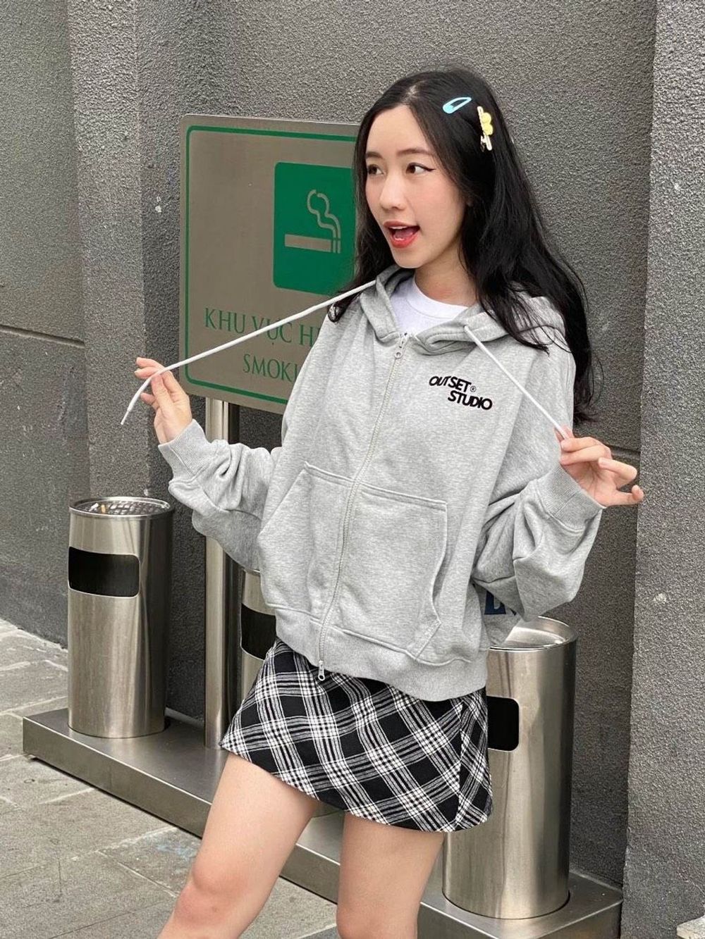 Áo khoác dáng lửng chất thun nỉ dày mịn tay phồng, dây kéo 2 đầu ,lưng in thiên thần rõ nét không bong tróc