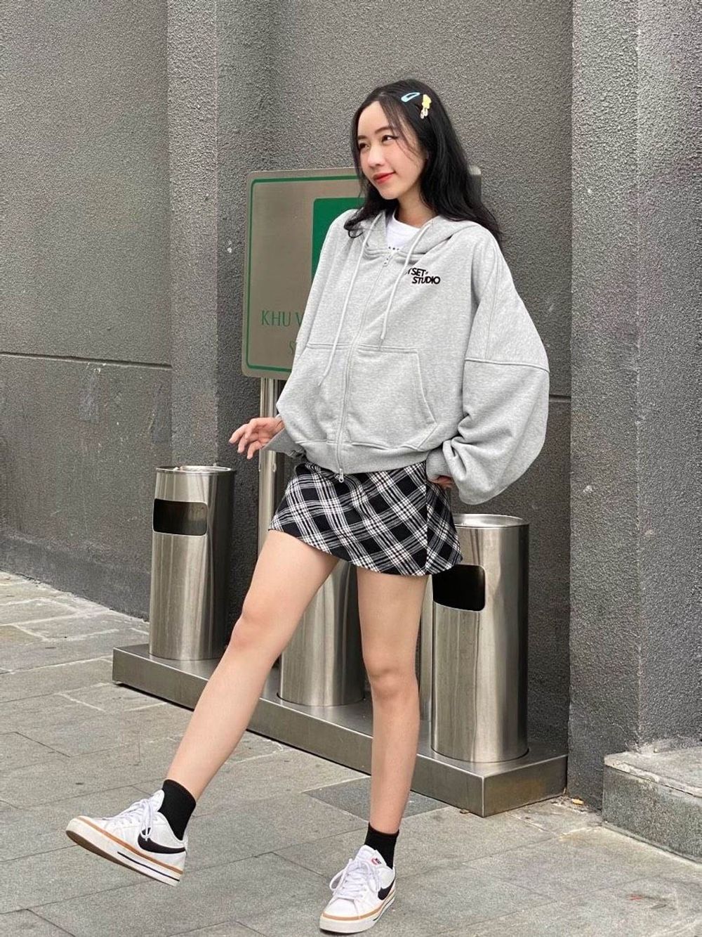 Áo khoác dáng lửng chất thun nỉ dày mịn tay phồng, dây kéo 2 đầu ,lưng in thiên thần rõ nét không bong tróc