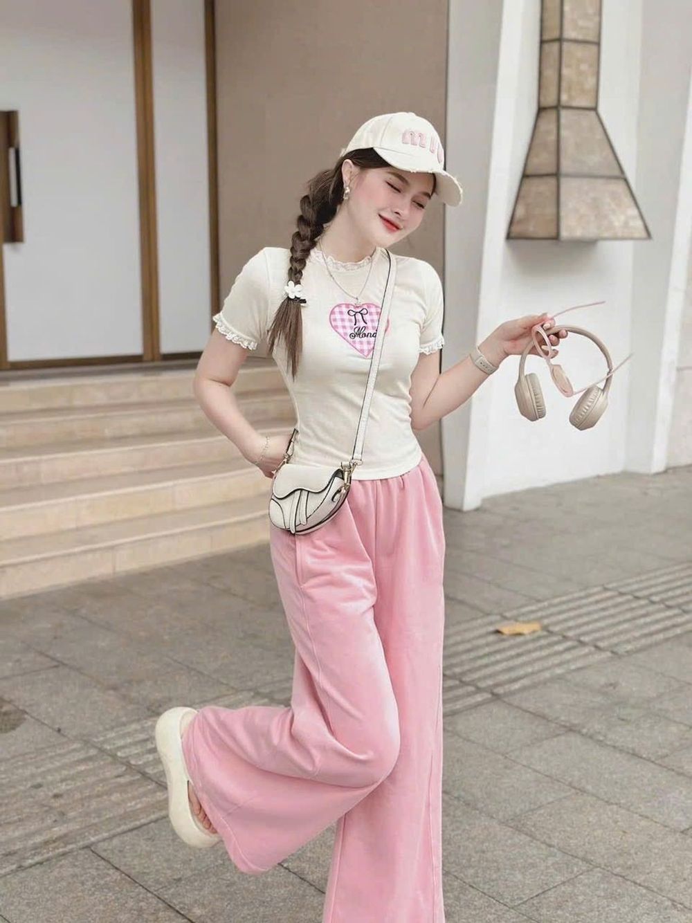 ￼Set đồ xinh áo thun viền ren thêu hình trái tim phối quần hồng kaki ống rộng thời trang dạo phố dành cho nữ