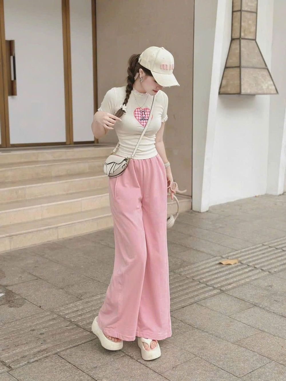 ￼Set đồ xinh áo thun viền ren thêu hình trái tim phối quần hồng kaki ống rộng thời trang dạo phố dành cho nữ