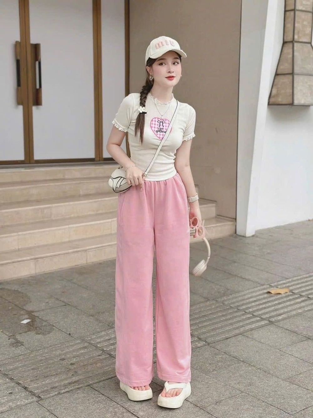 ￼Set đồ xinh áo thun viền ren thêu hình trái tim phối quần hồng kaki ống rộng thời trang dạo phố dành cho nữ