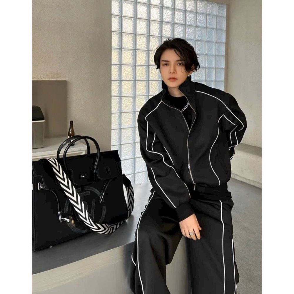 Áo khoác dù phối logo in. Chất dù xịn 2 lớp .2 size L và xl.chạy viền mí như hình.dây kéo phao chắc chắn.