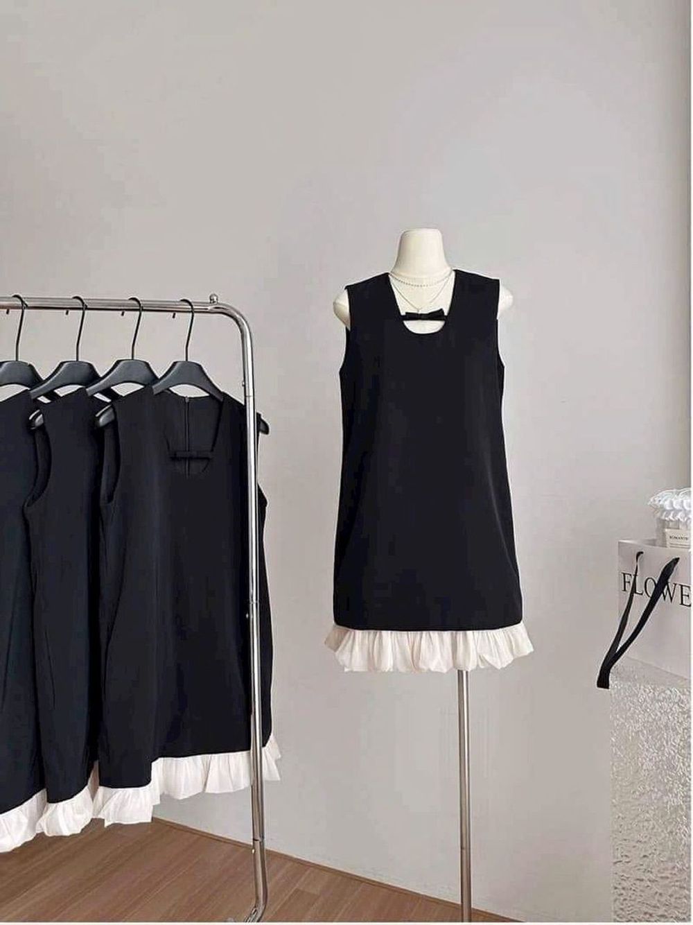 Váy Tuyết Mưa Sát Nách Cổ V Kiểu, Đầm Suông Viền Bèo Dáng Ngắn Thời Trang