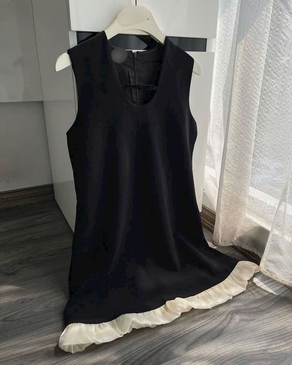 Váy Tuyết Mưa Sát Nách Cổ V Kiểu, Đầm Suông Viền Bèo Dáng Ngắn Thời Trang