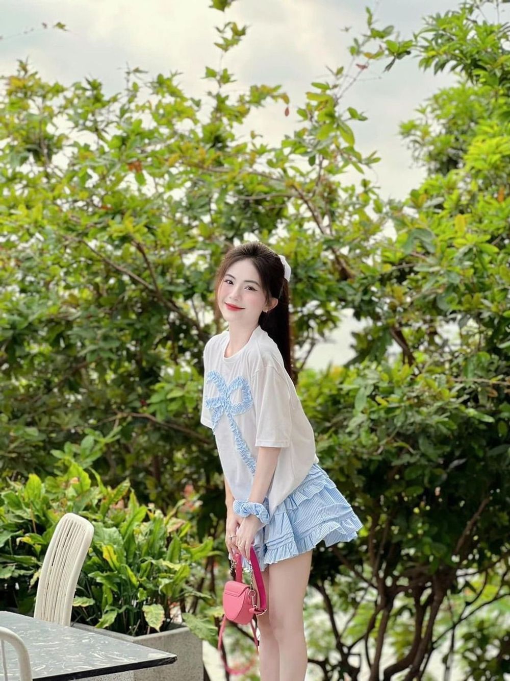 Set áo tay lỡ đính nơ bèo, chân váy sọc xanh trắng