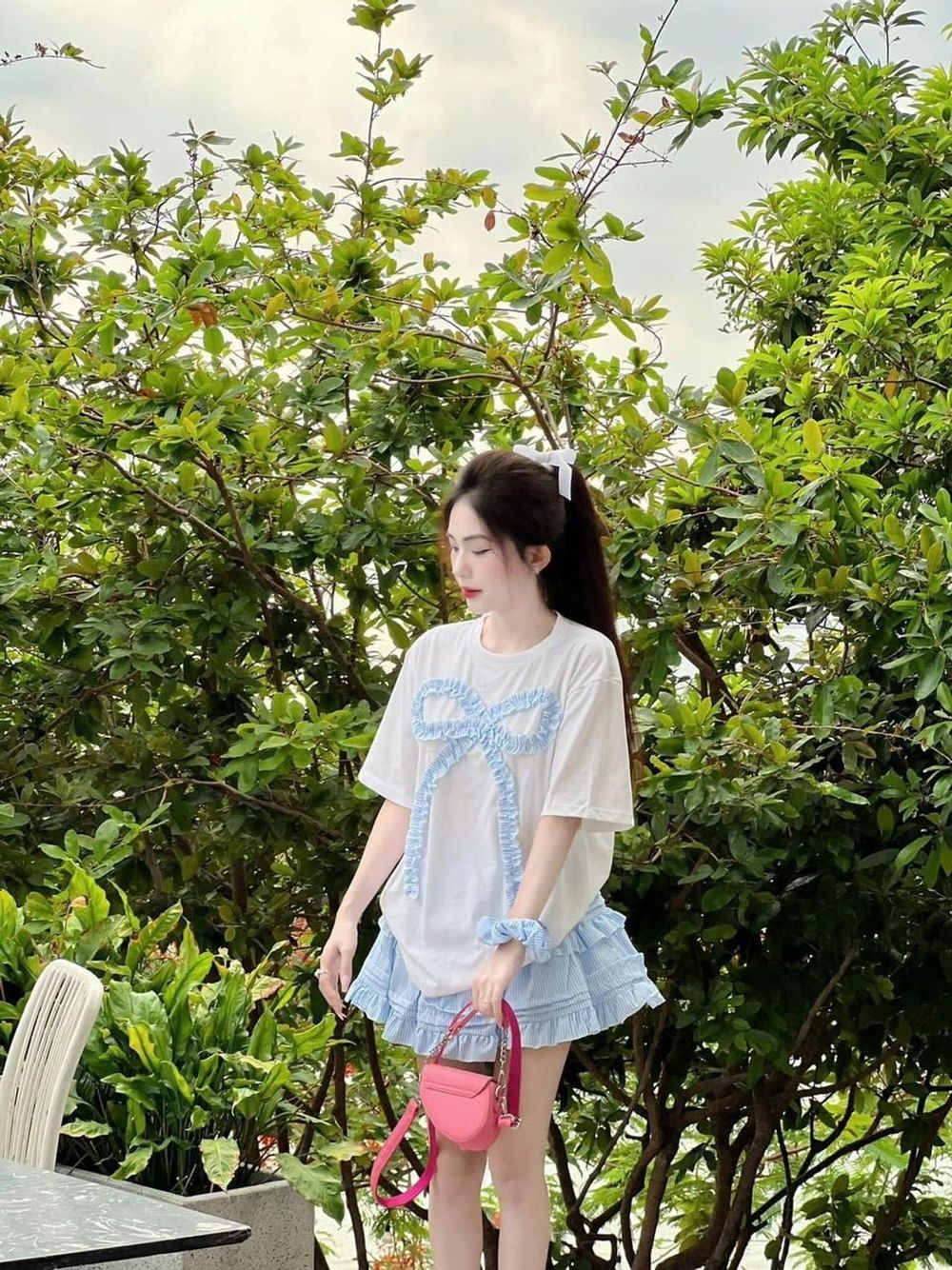 Set áo tay lỡ đính nơ bèo, chân váy sọc xanh trắng