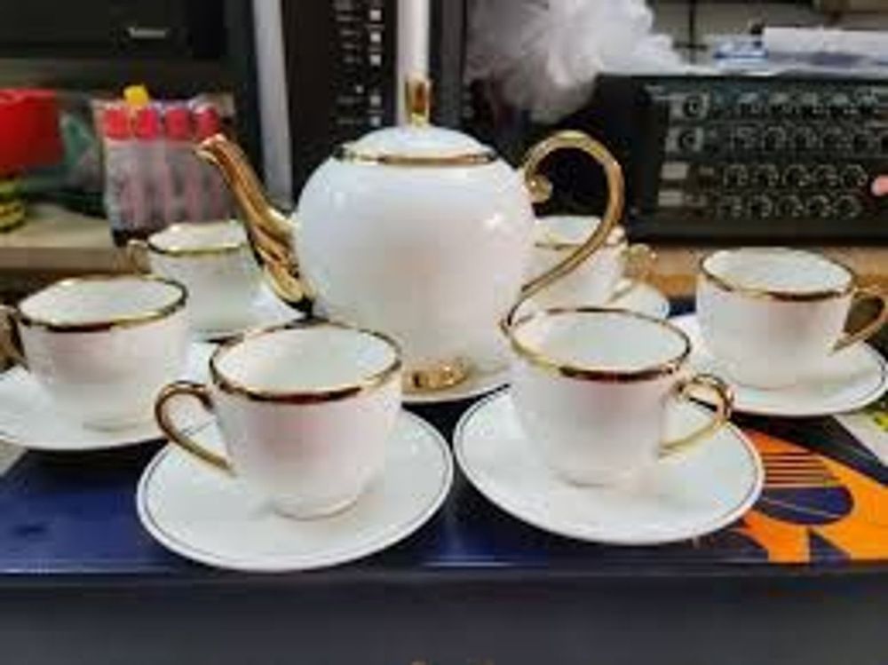 Bộ ấm trà sứ trắng viền vàng phong cách Châu âu cao cấp.