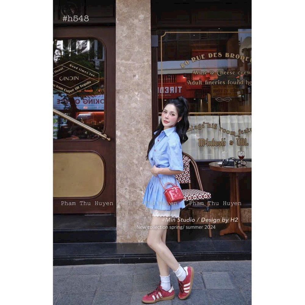 sét 2 món,kate lụa sọc,logo thêu,chân váy xếp ly,có quần lót phối dưới 55kg.