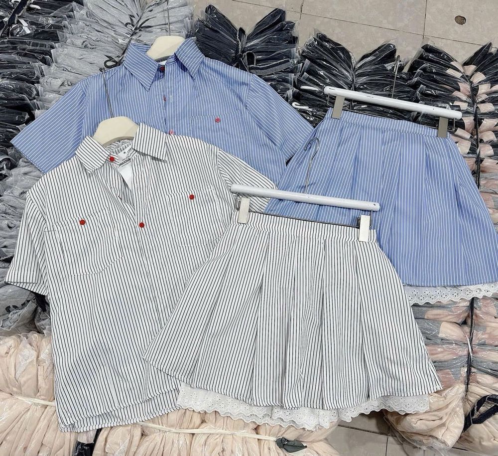 sét 2 món,kate lụa sọc,logo thêu,chân váy xếp ly,có quần lót phối dưới 55kg.