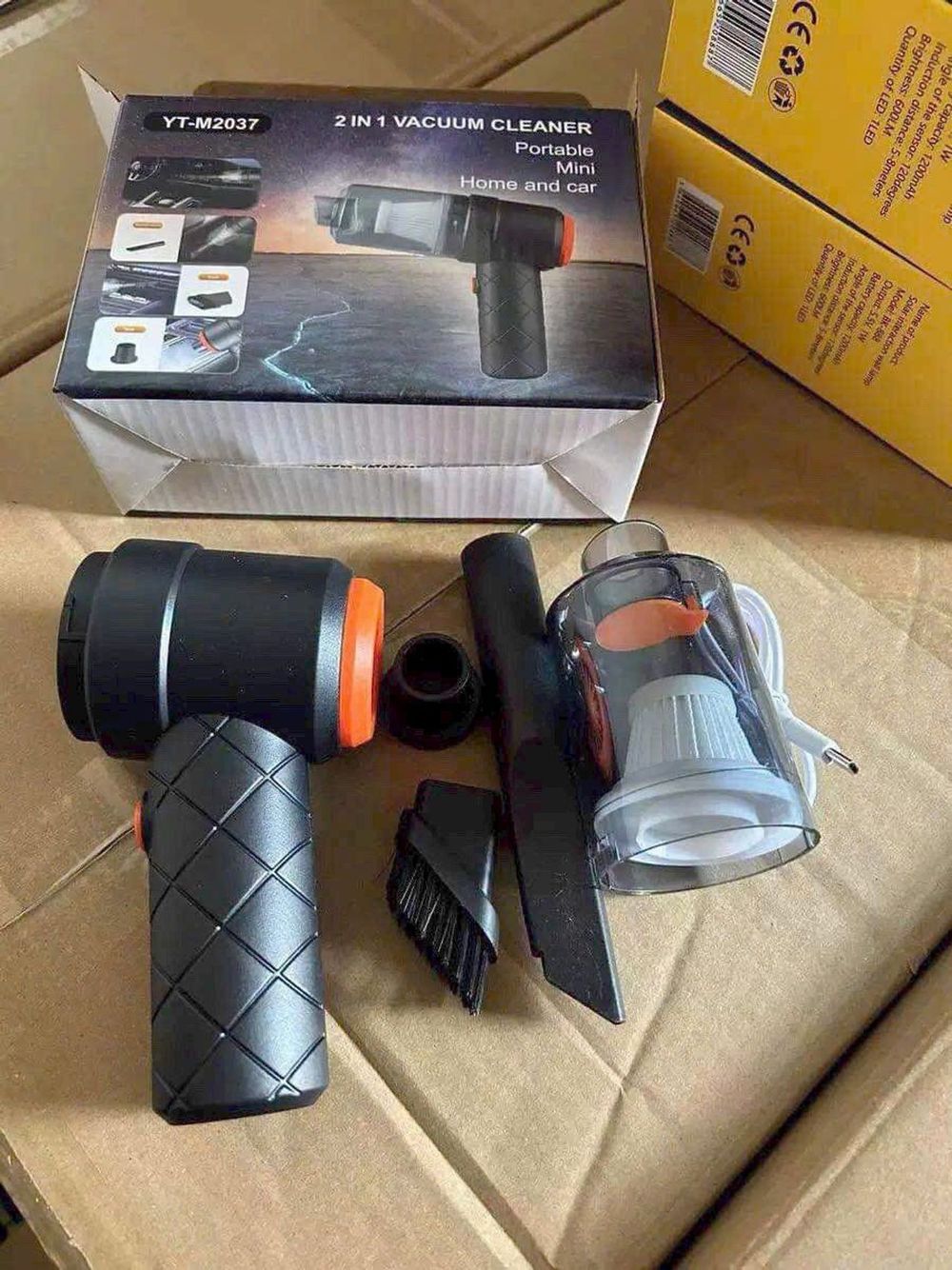 Máy hút bụi mini cầm tay