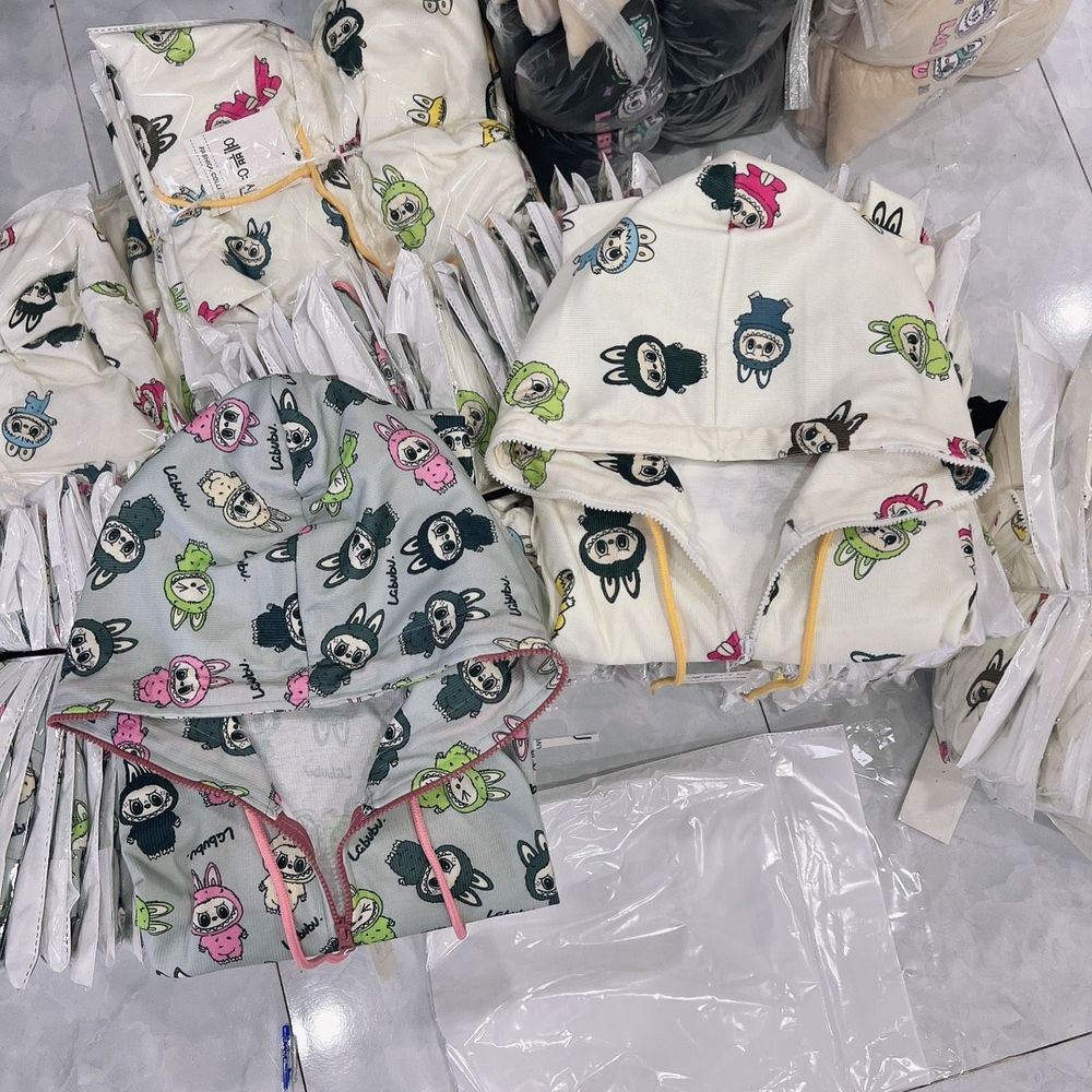 Áo khoác LaBUBU chất len gân freesize dưới 70kg. nón rộng