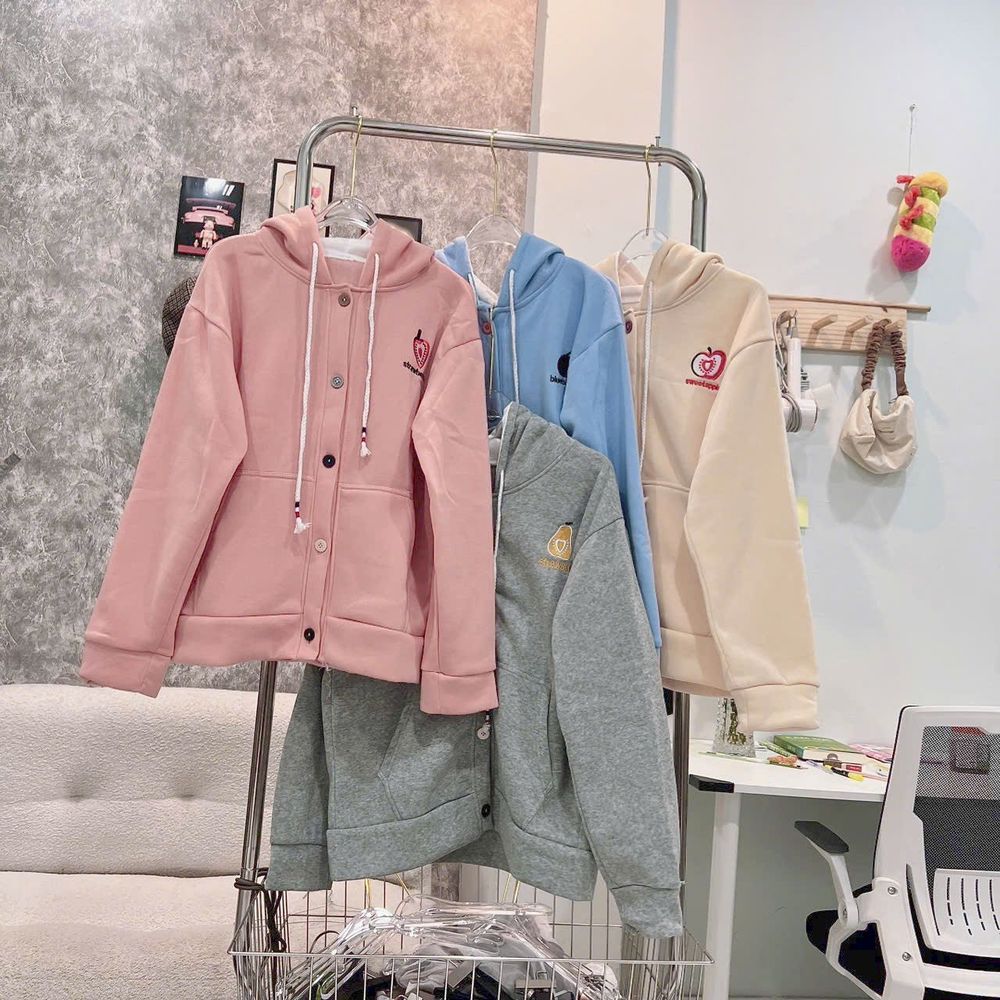 Áo khoác cadigan gài nút có nón 2 lớp rộng, logo thêu trái cây, freesize dưới 70kg