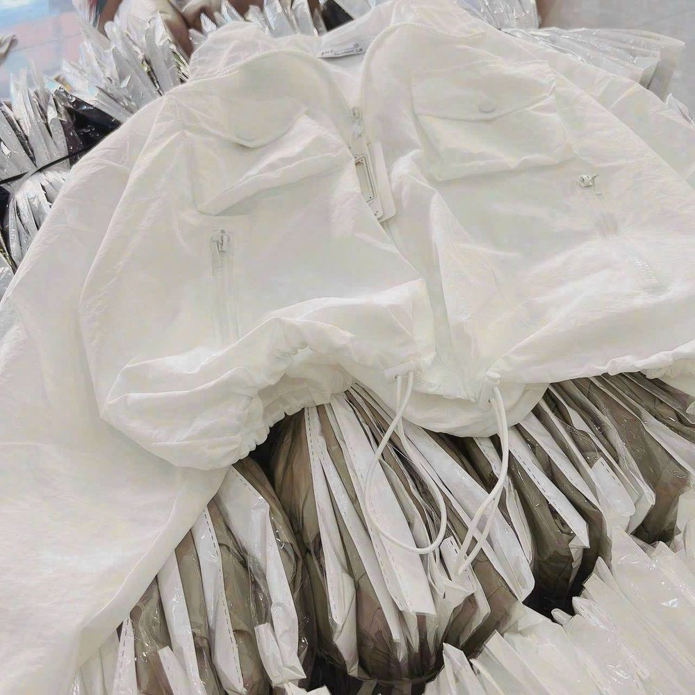 Áo khoác dù trượt nước dáng lửng 2 lớp, 2 túi ngực có nắp, dây rút lai 2 bên