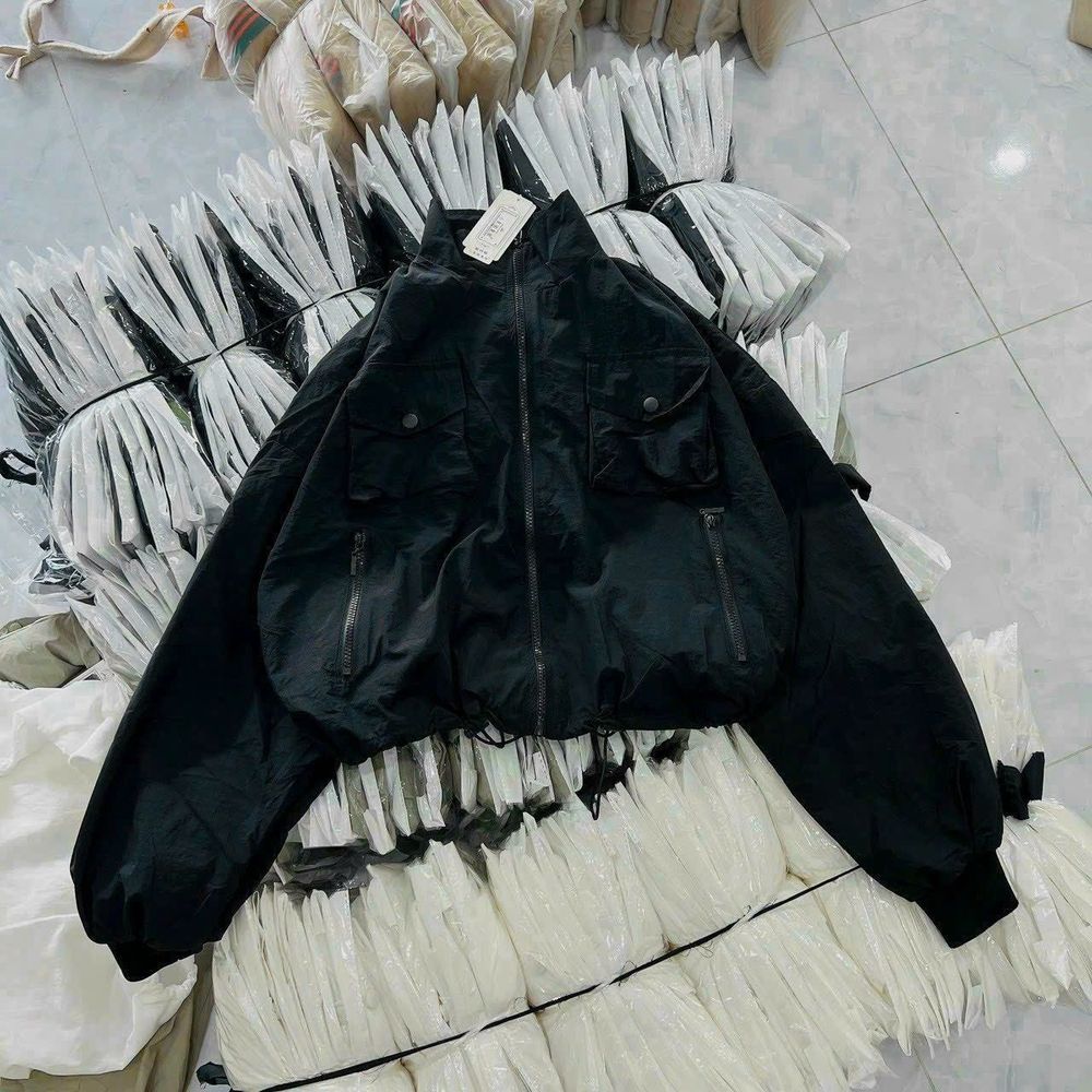 Áo khoác dù trượt nước dáng lửng 2 lớp, 2 túi ngực có nắp, dây rút lai 2 bên