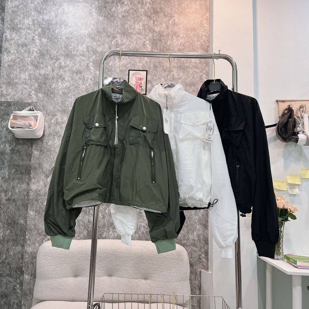 Áo khoác dù trượt nước dáng lửng 2 lớp, 2 túi ngực có nắp, dây rút lai 2 bên