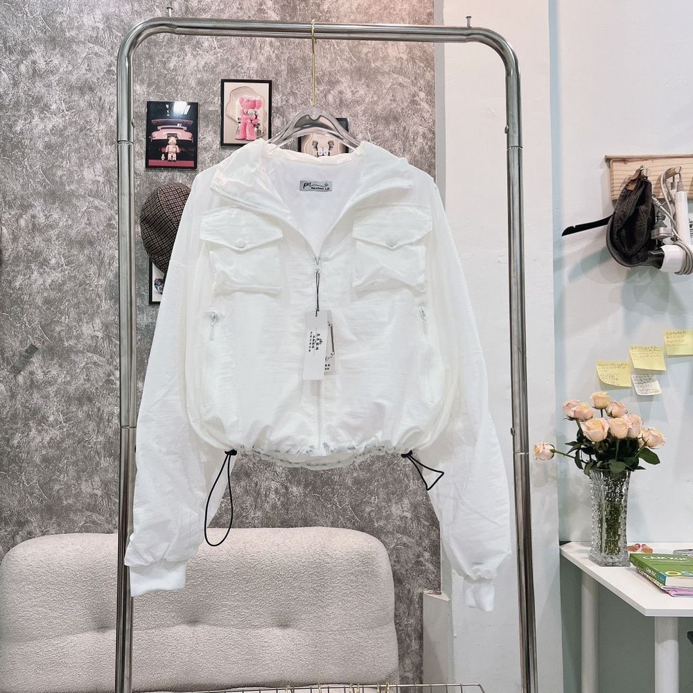 Áo khoác dù trượt nước dáng lửng 2 lớp, 2 túi ngực có nắp, dây rút lai 2 bên