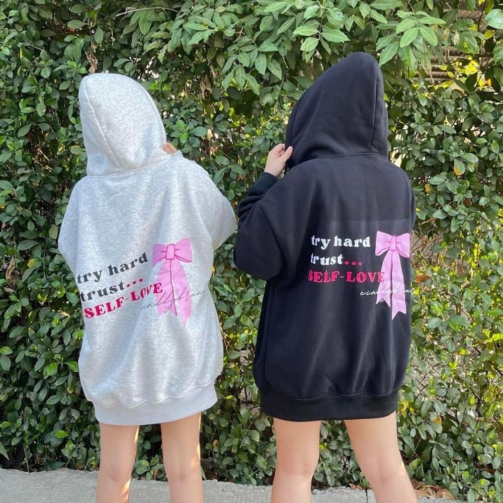 Áo khoác in Try hard trust self-love NƠ HỒNG chất thun nỉ dày mịn, nón rộng 2 lớp vải chính,tay phồng và rộng ,dây kéo phao