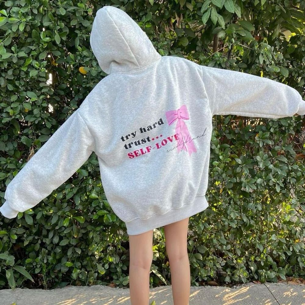 Áo khoác in Try hard trust self-love NƠ HỒNG chất thun nỉ dày mịn, nón rộng 2 lớp vải chính,tay phồng và rộng ,dây kéo phao