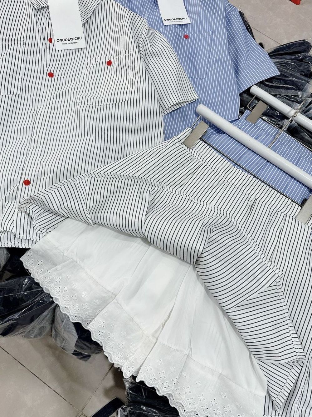 SET sơ mi sọc 2 túi nút đỏ kèm chân váy xếp ly ,có lót quần phối ren freesize dưới 55kg