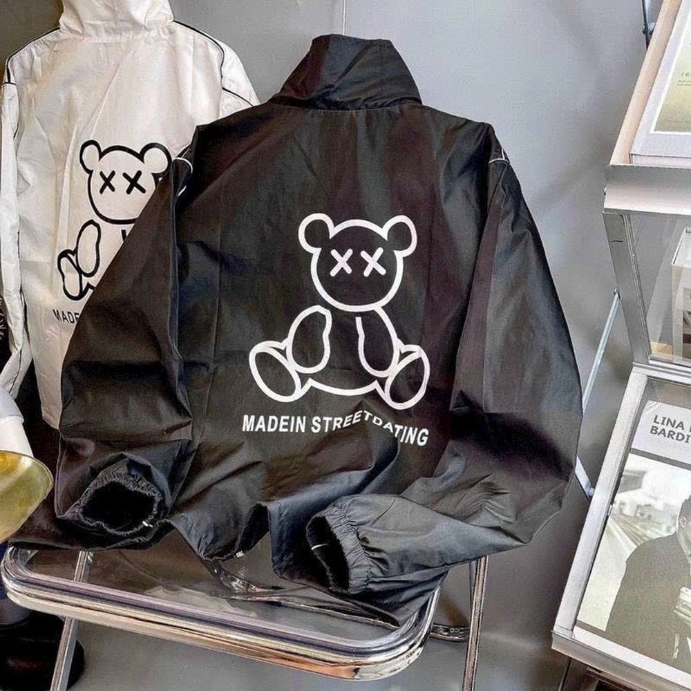 Áo khoác dù cổ bẻ in gấu phối viền tay