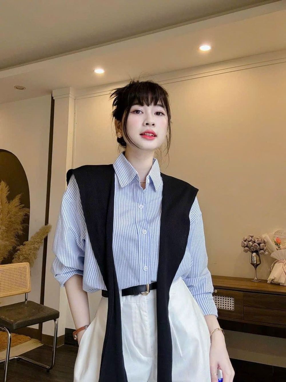 SET 4 món áo sơ mi sọc chất kate, khăn choàng, quần kaki mềm kèm dây nịt Freesize dưới 55kg