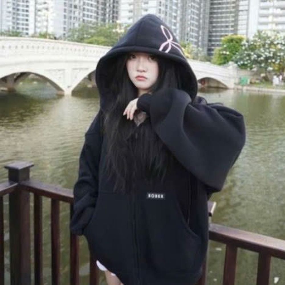 Áo khoác chất thun nỉ xuất khẩu dày mịn in nơ nón và lưng, thân sau đính nơ lụa, nón rộng 2 lớp vải chính, freeisze form rộng dưới 80kg