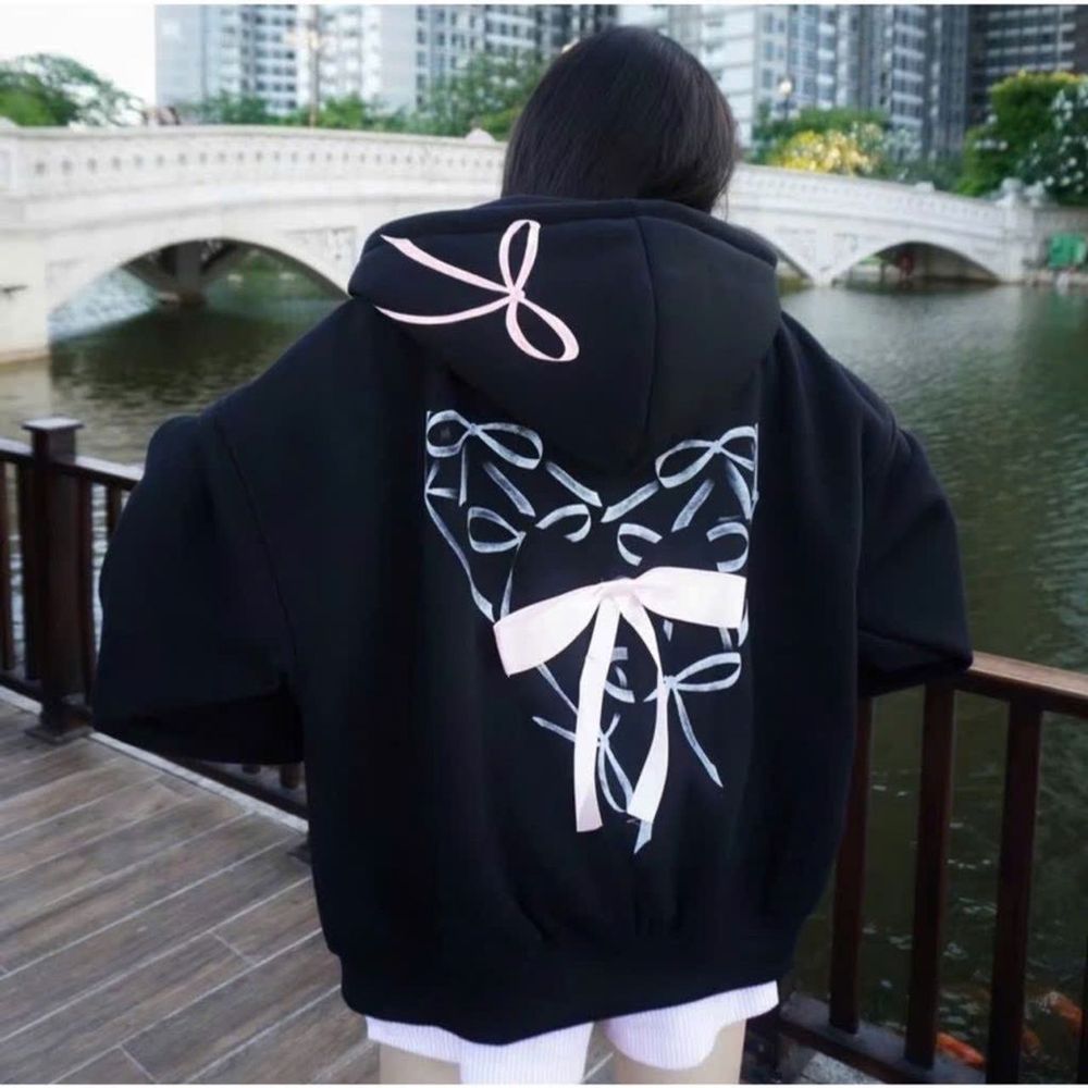 Áo khoác chất thun nỉ xuất khẩu dày mịn in nơ nón và lưng, thân sau đính nơ lụa, nón rộng 2 lớp vải chính, freeisze form rộng dưới 80kg