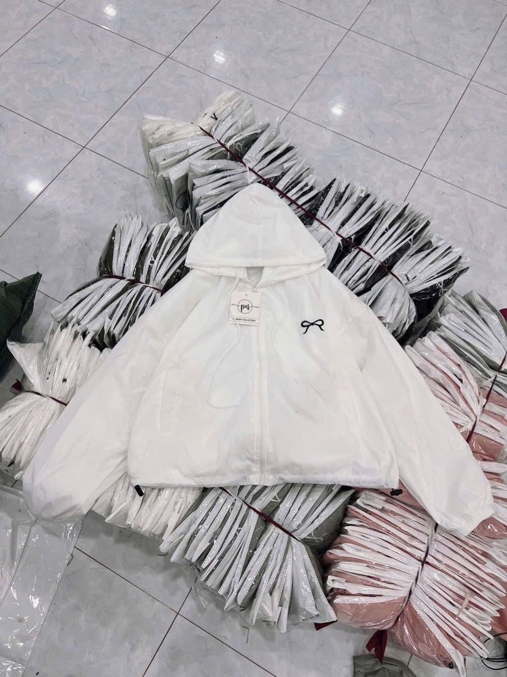 Áo khoác dù trượt nước mới về áo 2 lớp, nón 2 lớp.dáng lửng rộng.logo thêu nơ,có dây rút lai.