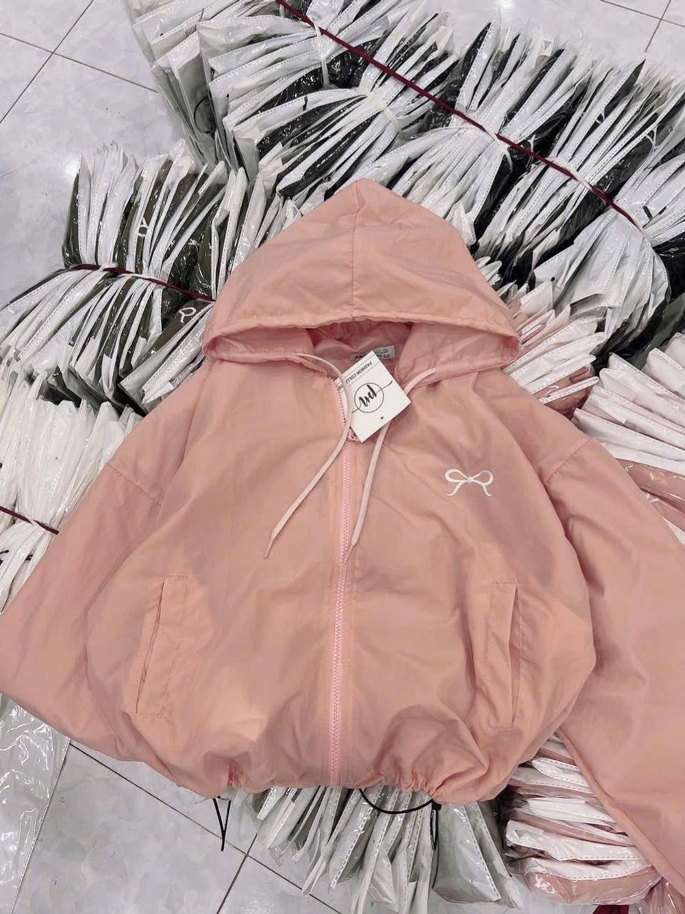Áo khoác dù trượt nước mới về áo 2 lớp, nón 2 lớp.dáng lửng rộng.logo thêu nơ,có dây rút lai.