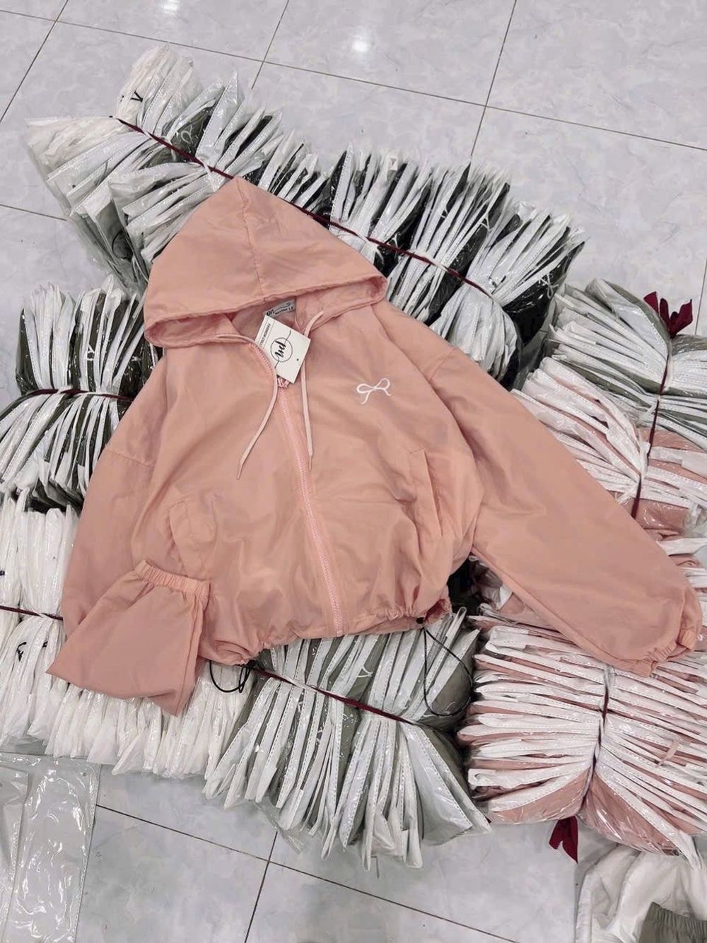 Áo khoác dù trượt nước mới về áo 2 lớp, nón 2 lớp.dáng lửng rộng.logo thêu nơ,có dây rút lai.
