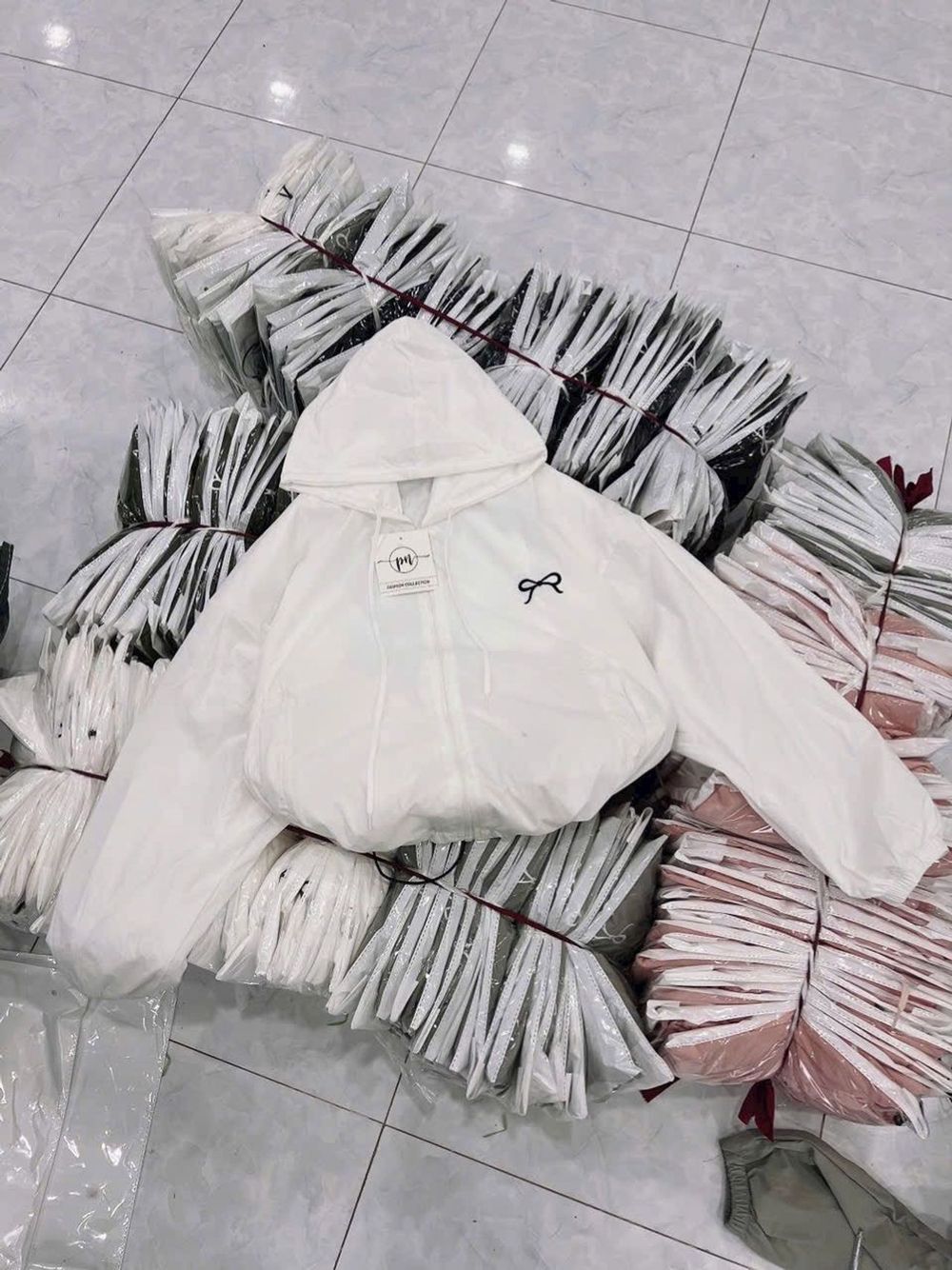 Áo khoác dù trượt nước mới về áo 2 lớp, nón 2 lớp.dáng lửng rộng.logo thêu nơ,có dây rút lai.