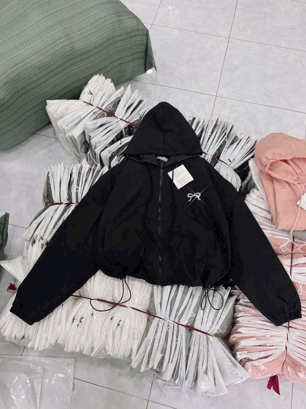 Áo khoác dù trượt nước mới về áo 2 lớp, nón 2 lớp.dáng lửng rộng.logo thêu nơ,có dây rút lai.