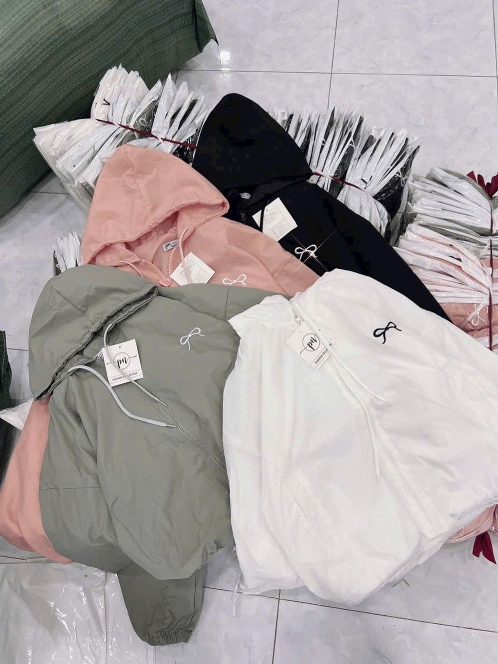 Áo khoác dù trượt nước mới về áo 2 lớp, nón 2 lớp.dáng lửng rộng.logo thêu nơ,có dây rút lai.