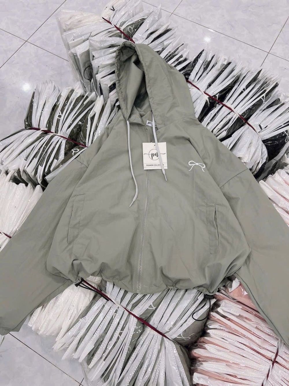 Áo khoác dù trượt nước mới về áo 2 lớp, nón 2 lớp.dáng lửng rộng.logo thêu nơ,có dây rút lai.