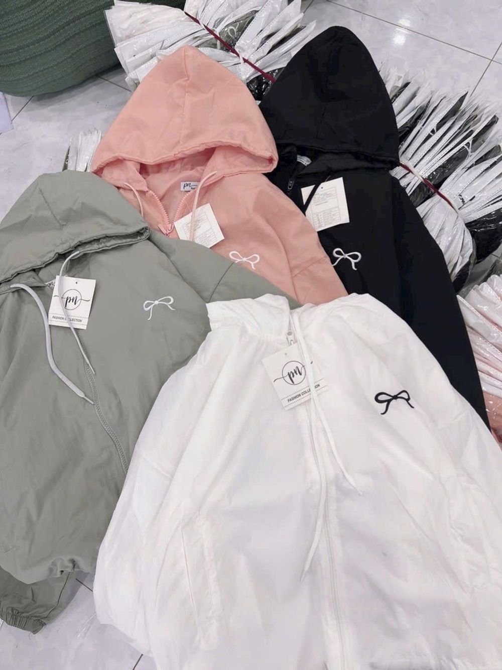 Áo khoác dù trượt nước mới về áo 2 lớp, nón 2 lớp.dáng lửng rộng.logo thêu nơ,có dây rút lai.