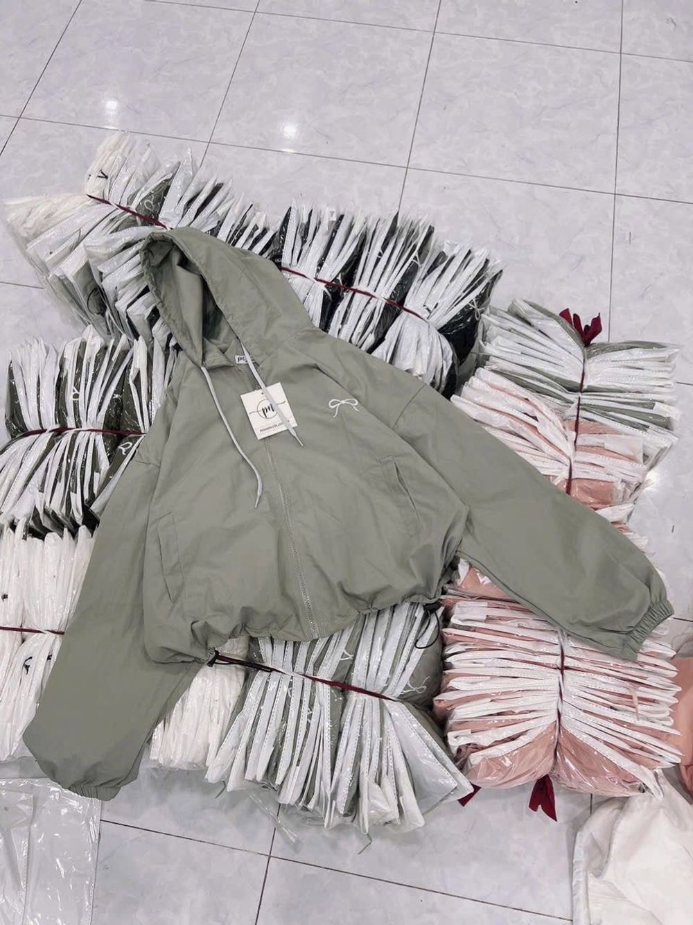 Áo khoác dù trượt nước mới về áo 2 lớp, nón 2 lớp.dáng lửng rộng.logo thêu nơ,có dây rút lai.