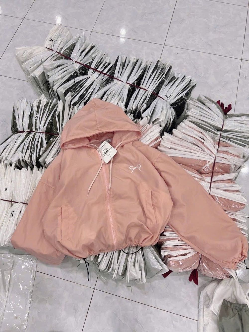 Áo khoác dù trượt nước mới về áo 2 lớp, nón 2 lớp.dáng lửng rộng.logo thêu nơ,có dây rút lai.