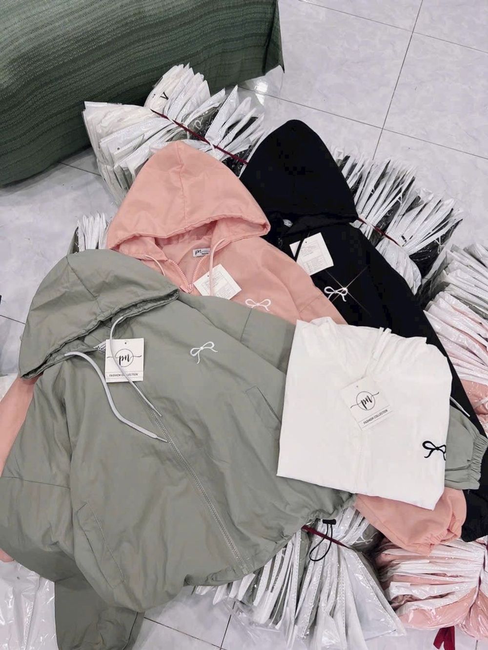 Áo khoác dù trượt nước mới về áo 2 lớp, nón 2 lớp.dáng lửng rộng.logo thêu nơ,có dây rút lai.