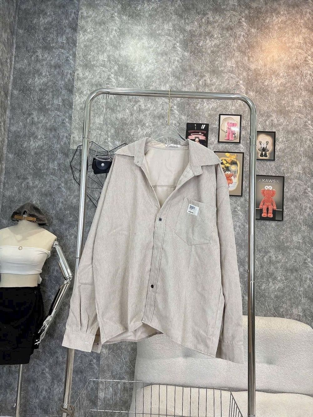 Áo khoác sơ mi nhung logo thêu mặt số túi ngực .