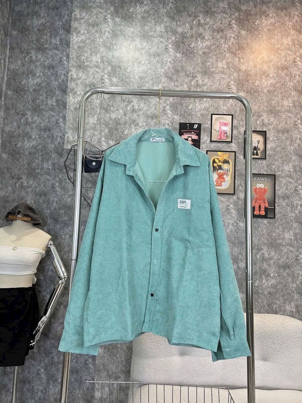 Áo khoác sơ mi nhung logo thêu mặt số túi ngực .