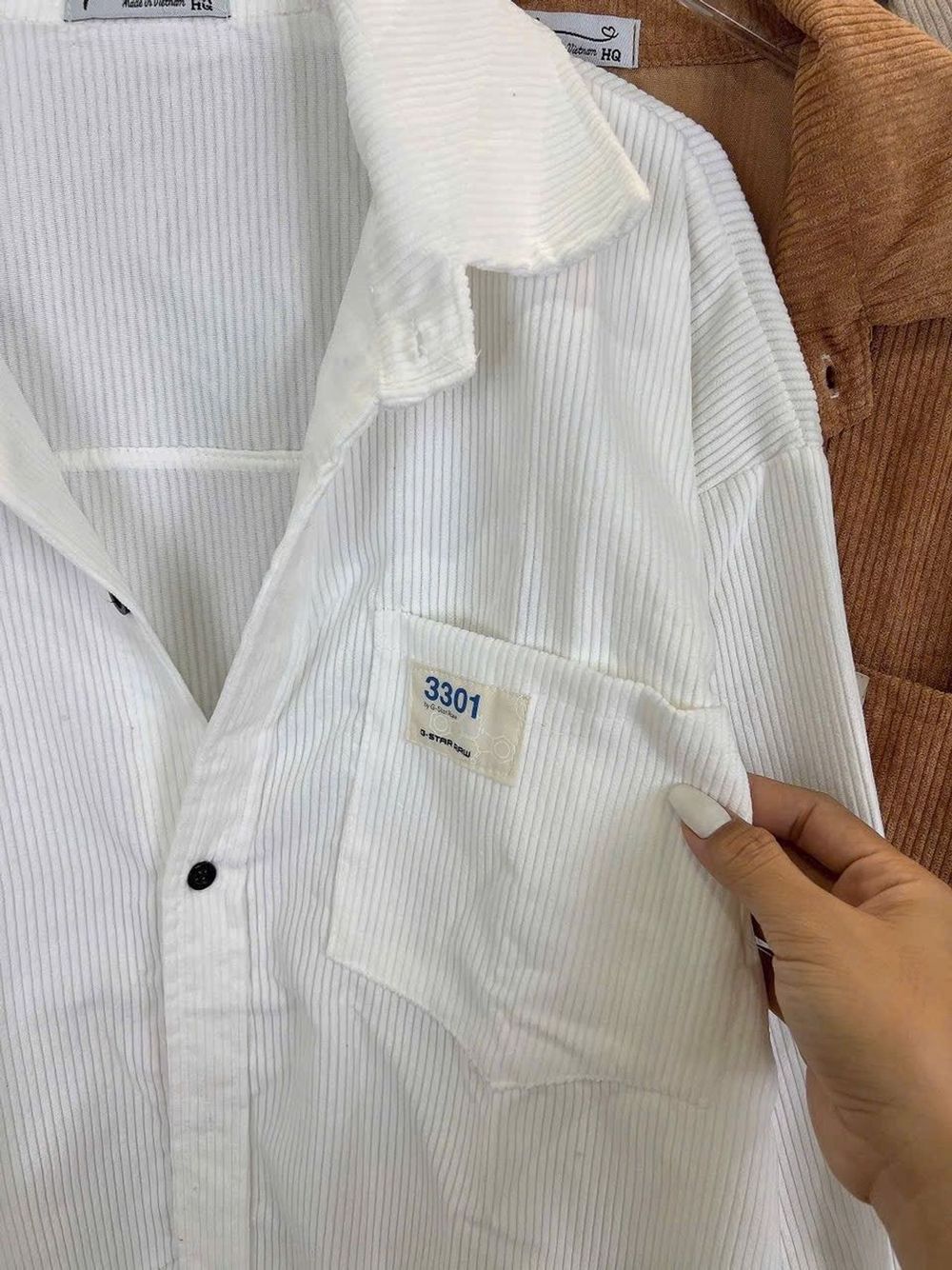 Áo khoác sơ mi nhung logo thêu mặt số túi ngực .